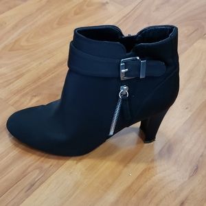 Unisa enkel boots size 9